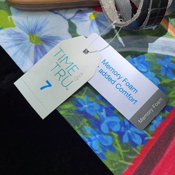 NWT Time and Tru Memory Foam Black & Tan Strappy Sandals Big Toe Loop Slip On 7 - Picture 7 of 12